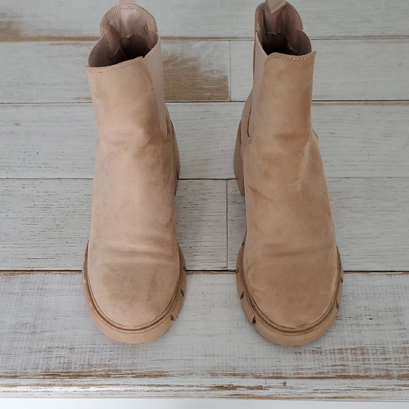 Shoes - Chic Tan Ankle Boots